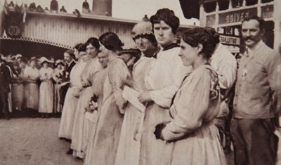 Een keizerlijke eer voor Franse arbeiders: generaal Gilinski decoreert vrouwen, uit The Illustrated War News, 12 juli 1916 door French Photographer